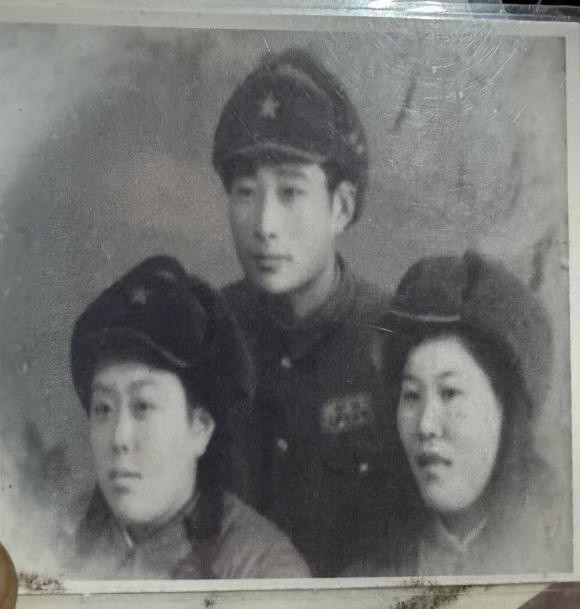 一張舊報紙，揭開“平凡外公”72年的“沉默的榮耀”